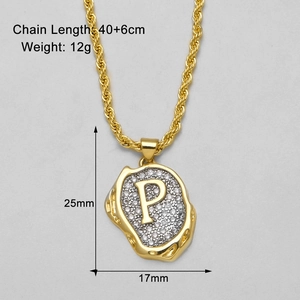 Detailansicht der goldene P-Halskette mit Zirkonia und Maßen 25x17mm in Nahaufnahme