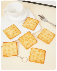 Vista dettagliata del portachiavi a forma di cracker in PVC su un tavolo