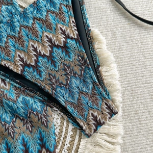 Gros plan sur la broderie géométrique bleue et marron d'un ensemble bikini sexy