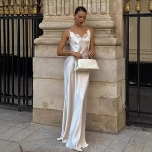 Abito lungo in raso bianco con scollo a V in pizzo e schiena scoperta in stile elegante