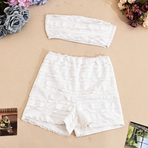 Détail à plat d'un ensemble deux pièces blanc avec haut bustier volanté et short