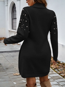 Vue arrière détaillée d'une robe en tricot noir avec perles blanches sur les manches