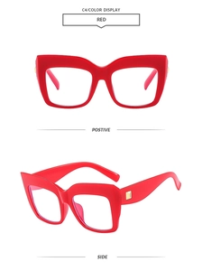 Dettaglio degli occhiali cat-eye rossi quadrati con accenti dorati in doppia vista