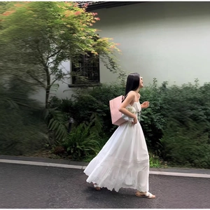 Robe longue blanche en coton avec dentelle ajourée et ourlet plissé idéale pour l'été
