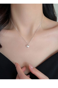 Nahaufnahme der minimalistischen S925 Sterlingsilber Herz-Halskette an einem Modell