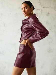 Details des burgunderroten Sets aus PU-Lederjacke und Rock mit Krokodil-Prägung für Damen