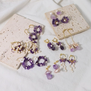 Elegante Ohrringe mit natürlichen Süßwasserperlen und Amethyst an goldenen Haken