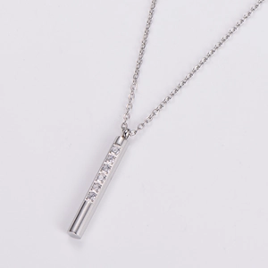 Detailed view of silver polished bar necklace with sparkling zircon pavé on O-chain