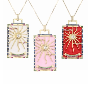 Collier Pendentif Tarot Le Soleil Cuivre Plaqué Or 18K Zircon Coloré Émail XIX Étiquette Rectangulaire Bijoux