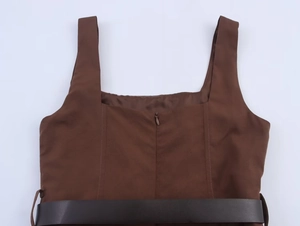 Détail de la robe midi sans manches marron avec ceinture en cuir café et fermeture éclair