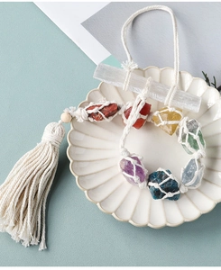 Sospensione intrecciata a mano con sette cristalli naturali e bastoncino di gesso