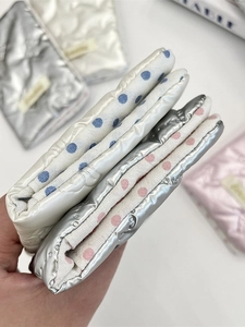 Gesteppte Reisepasshülle mit Schleife in Silber, Beige und Rosa, Punktmuster