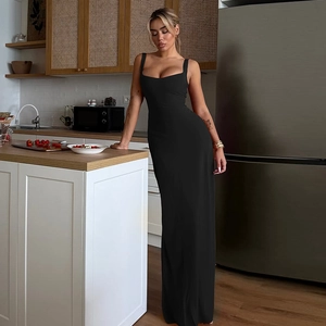 Gros plan d'une robe longue noire moulante dos nu dans un décor de cuisine moderne