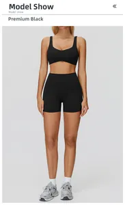 Détail d'un ensemble de yoga noir avec brassière à col en U et short à taille haute