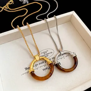 Collana con ciondolo geometrico in resina oro e argento con motivo tartarugato retrò
