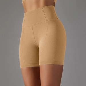 Dettaglio ravvicinato della trama in maglia senza cuciture degli shorts yoga a vita alta