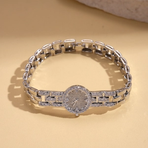 Dettaglio del bracciale placcato oro 18k con chiusura a orologio e zirconi scintillanti