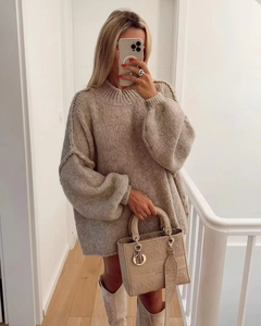 Détail d'un pull beige oversize en maille épaisse avec épaules tombantes et manches larges