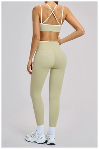 Detailansicht des salbeigrünen Yoga-Sets mit High Waist Hose und Cross-Back BH