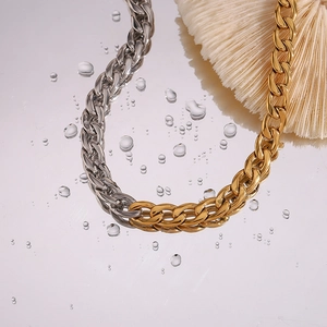 Dettaglio ravvicinato della collana a catena cubana bicolore oro e argento da 8 mm