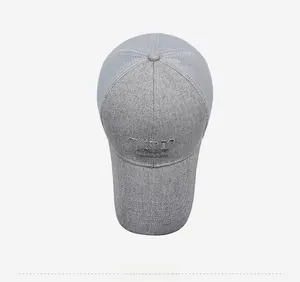 Vue détaillée de dessus de la casquette de baseball en mesh gris avec broderie Paris