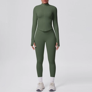 Dettaglio del set yoga verde oliva con fori per i pollici e design a collo alto