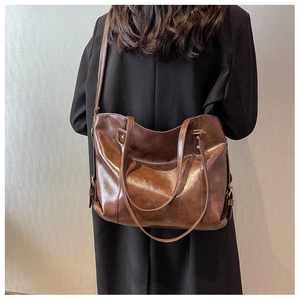 Sac fourre-tout en cuir marron sur mannequin pour le trajet quotidien et l'étudiant