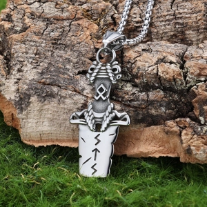 Collana spada vichinga con rune incise in argento antico su corteccia naturale