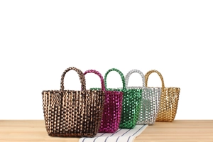 Détail de sacs à main tissés colorés avec finition métallique et texture quadrillée