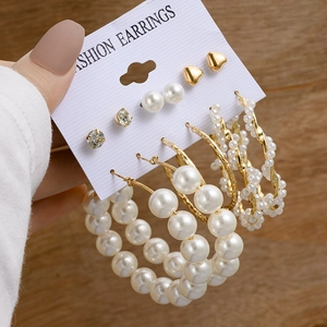 Détail du lot de 6 paires de boucles d'oreilles géométriques dorées avec perles et strass
