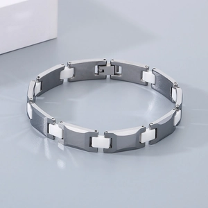 Détail d'un bracelet à maillons en acier tungstène industriel avec inserts céramique
