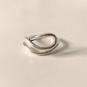 Detailed top view of a minimalist S925 sterling silver ring with irregular twisted design
