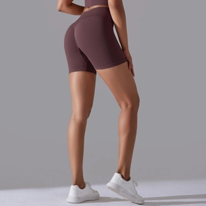 Détail du short de yoga sans couture marron café taille haute avec effet sculptant fessier