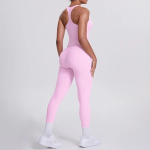 Détail du soutien-gorge de sport dos nageur rose clair et legging taille haute en tissu brossé
