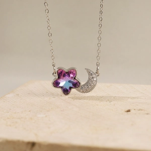 Collar Y2K estrella y luna con cristal degradado morado y cristales pavé en cadena plata