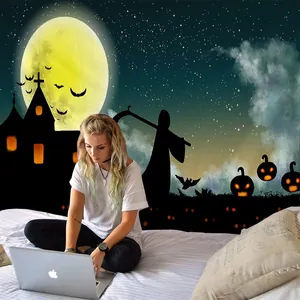 Halloween wandkleed detail met nachtelijke hemel, kasteel en pompoenen op een slaapkamer muur