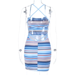 Vue arrière détaillée d'une mini robe dos nu à rayures bleues avec fines bretelles