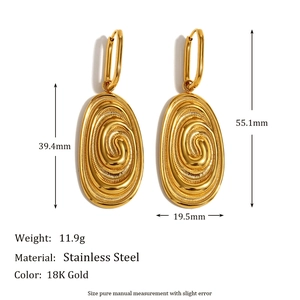Détail des boucles d'oreilles spirales en acier plaqué or 18K avec dimensions réelles