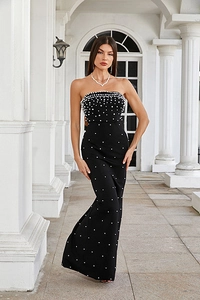 Détail de perles blanches sur une robe de soirée bustier noire avec une coupe ajustée