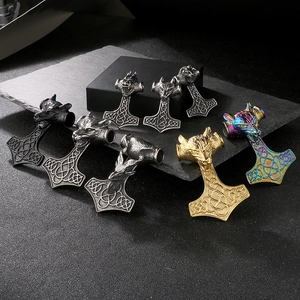 Détail des pendentifs marteau à tête de loup viking en diverses finitions métalliques