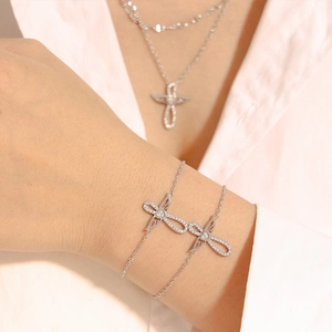 Parure élégante collier et bracelet ailes d'ange en argent avec zircons sur mannequin