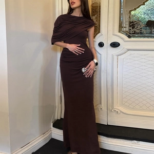 Détail d'une élégante robe de soirée marron foncé à une épaule avec tissu drapé plissé