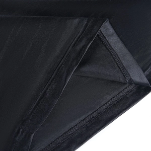 Détail de couture fine sur une mini robe noire en dentelle à taille évidée sexy