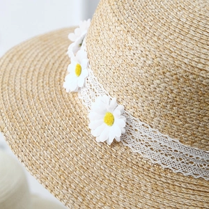 Women's sun hat with woven straw texture, white lace ribbon and daisy flower decoration