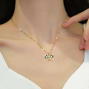 Collier en acier titane avec nœud papillon en émail damier et zircons cubiques brillants