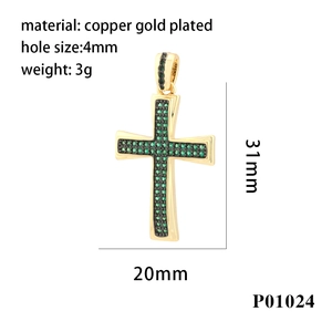 Dettaglio del ciondolo a croce placcato oro con pietre verdi e dimensioni di 31x20mm