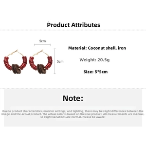Détail montrant les dimensions 5x5 cm et le poids 20,5g des boucles d'oreilles en coco