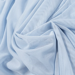 Detailaufnahme von hellblauem, atmungsaktivem Mesh-Stoff für modische Sommerkleider