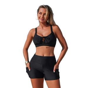 Bikini sportivo nero da donna con top a coulisse e pantaloncini a vita alta con tasche