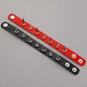 Detail von Punk-Lederarmbändern mit silbernen Metallstacheln in Schwarz und Rot